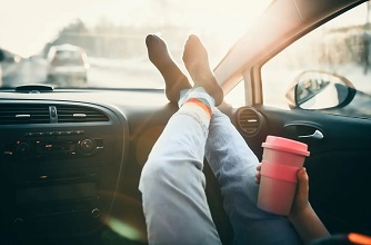 Γιατί δεν πρέπει να ακουμπάς τα πόδια στο ταμπλό του αυτοκινήτου