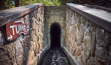 Το τούνελ που σε οδηγεί στις Επτά Πηγές, ένα τοπίο βγαλμένο από παραμύθι