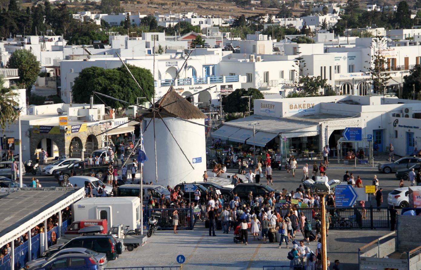 Επιβατηγό πλοίο προσέκρουσε στην προβλήτα του λιμανιού της Πάρου &#8211; Απαγορεύθηκε ο απόπλους για να ελεγχθεί