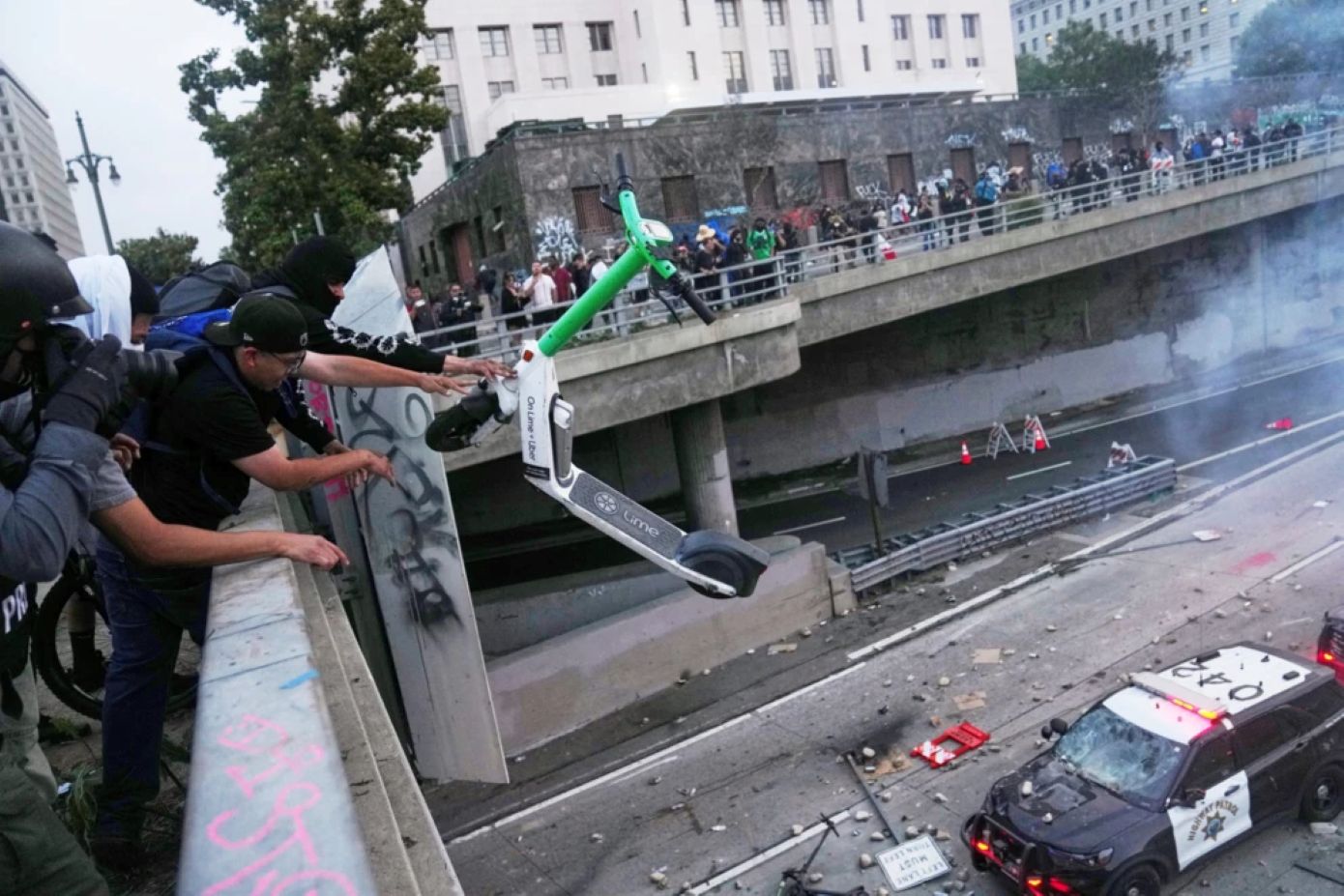 Σκληραίνει και άλλο τη στάση του ο Τραμπ: 2.000 έφεδροι της Εθνοφρουράς και 700 πεζοναύτες στο Λος Άντζελες