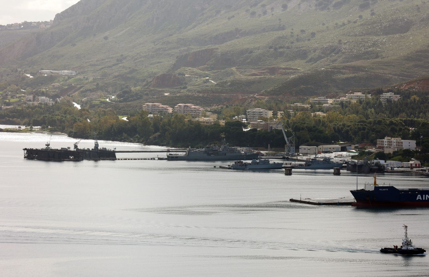 Πώς οι πράκτορες της ΕΥΠ έφτασαν στα ίχνη του 26χρονου Αζέρου στη Σούδα &#8211; Το δωμάτιο-παρατηρητήριο και οι 5.000 φωτογραφίες