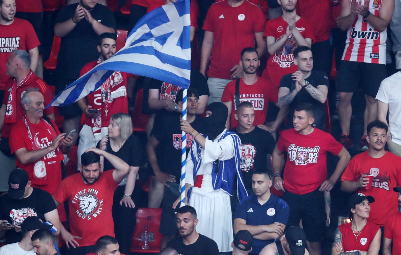 Ολυμπιακός &#8211; Παναθηναϊκός: Με φουστανέλες στο ΣΕΦ και με τον Φουρνιέ σαν ήρωα του 1821