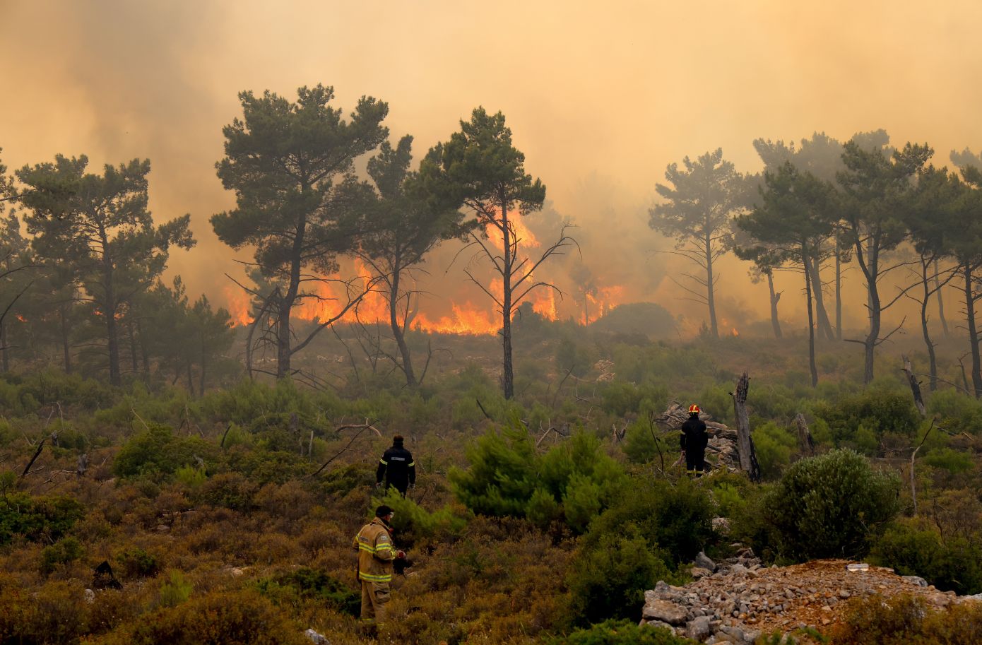 Συνεχίζεται η μάχη με τις φλόγες στη Χίο &#8211; Τρία νέα μηνύματα του 112, εκκενώνονται οικισμοί
