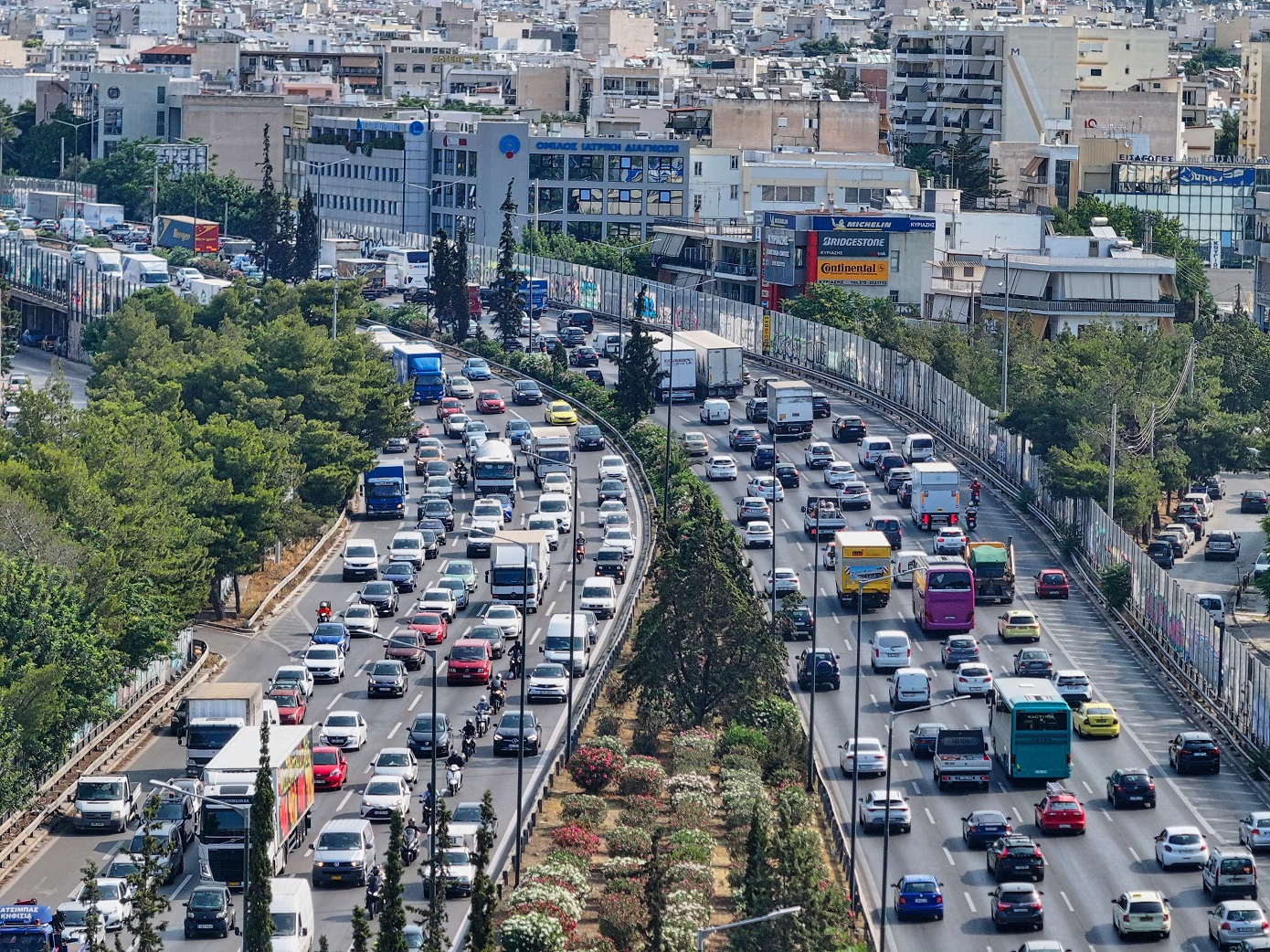 Κορυφώνεται η έξοδος για το τριήμερο του Αγίου Πνεύματος &#8211; Πάνω από 55.000 οχήματα «δραπέτευσαν» από την Αττική έως τις 18.00