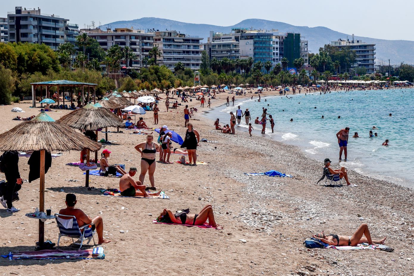 «Έφοδος» των Αθηναίων στις παραλίες:  Ανεβαίνει ο υδράργυρος το τριήμερο του Αγίου Πνεύματος &#8211; Πού θα «χτυπήσει» 39άρια
