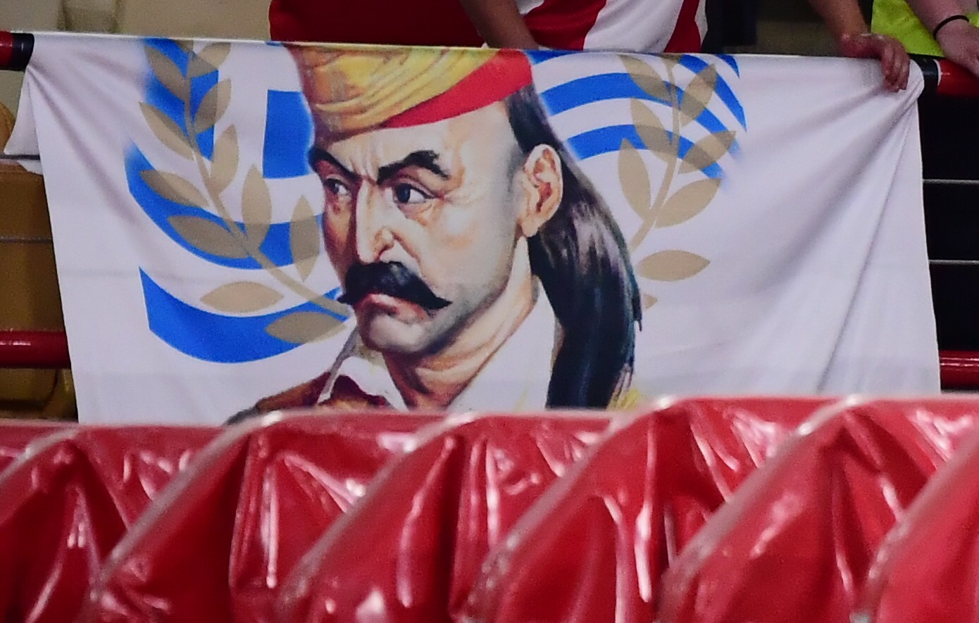 Ολυμπιακός &#8211; Παναθηναϊκός: Σημαίες της Ελλάδας και του Κολοκοτρώνη στο ΣΕΦ