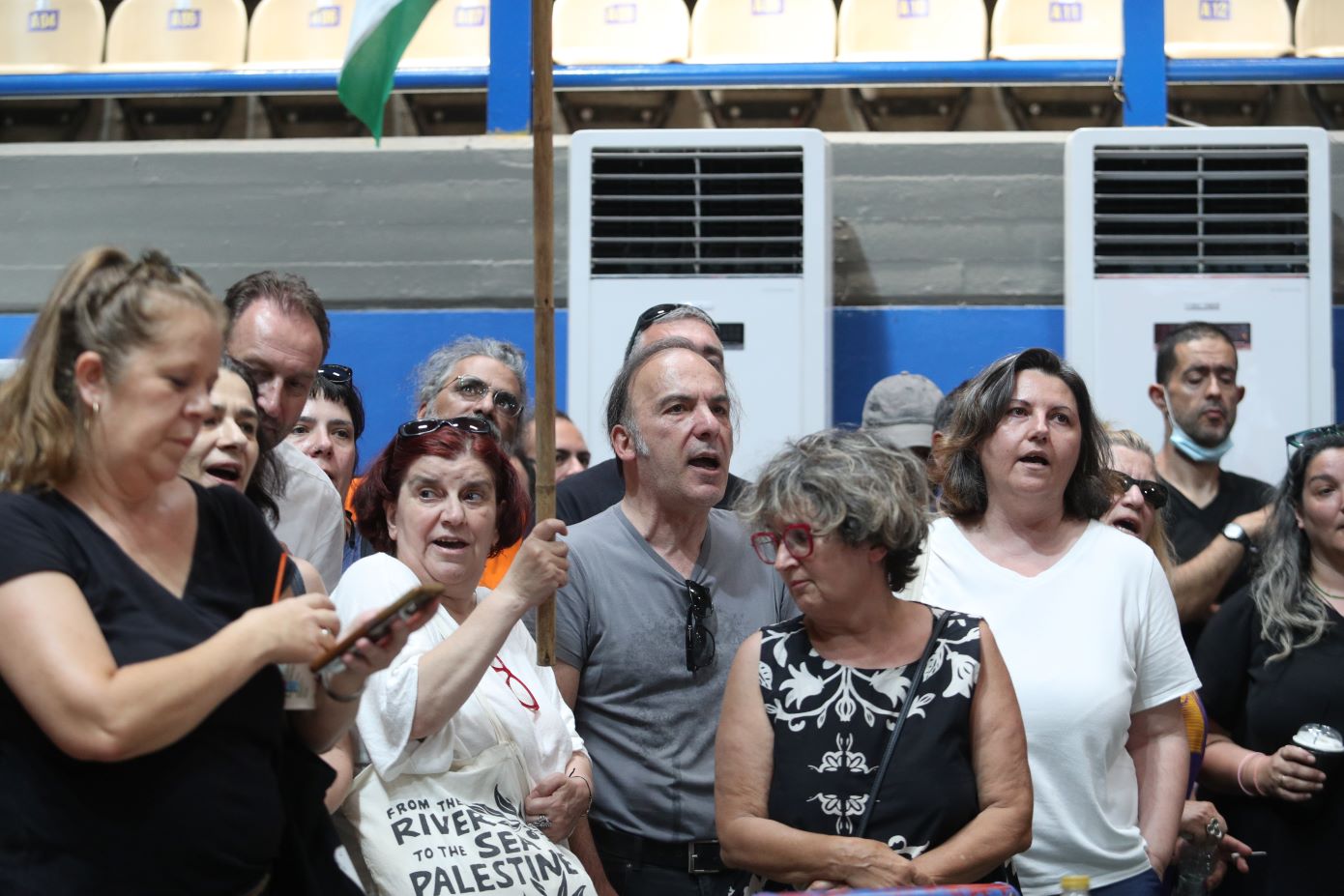 «Ντου» εργαζομένων της «Αυγής» στο Συνέδριο του ΣΥΡΙΖΑ για τα δεδουλευμένα