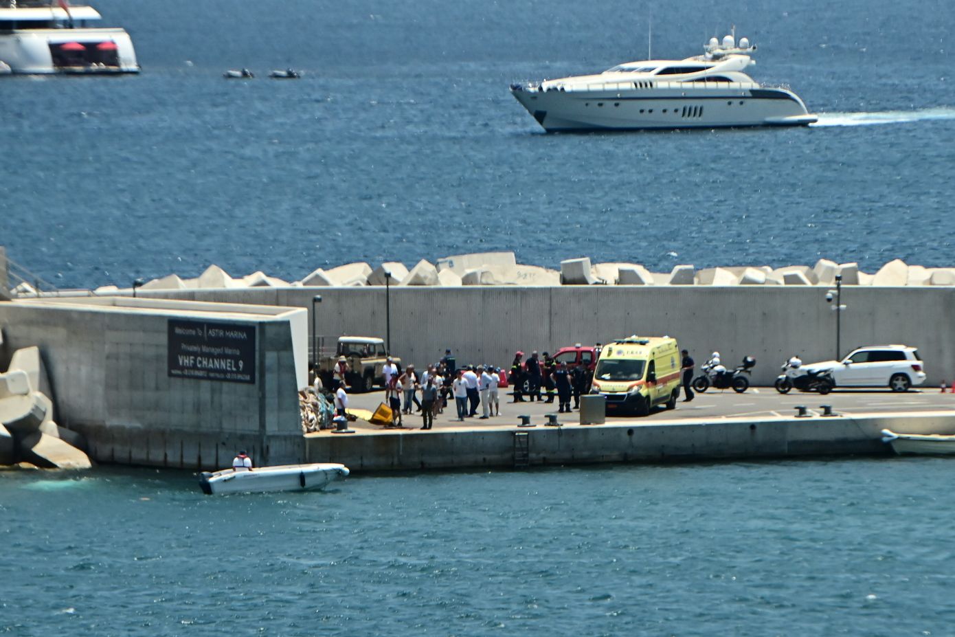 «Αν έπεφτε 15 μέτρα πιο δίπλα, θα είχαμε μεγάλη έκρηξη»: Τα σενάρια για την πτώση του ελικοπτέρου στη Βουλιαγμένη