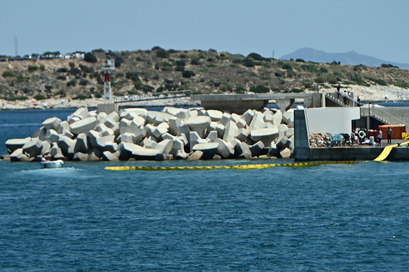 Ελικόπτερο κατέπεσε στη θάλασσα δίπλα στη μαρίνα Βουλιαγμένης, σώοι οι 4 αμερικανοί επιβάτες και ο πιλότος &#8211; Δείτε βίντεο