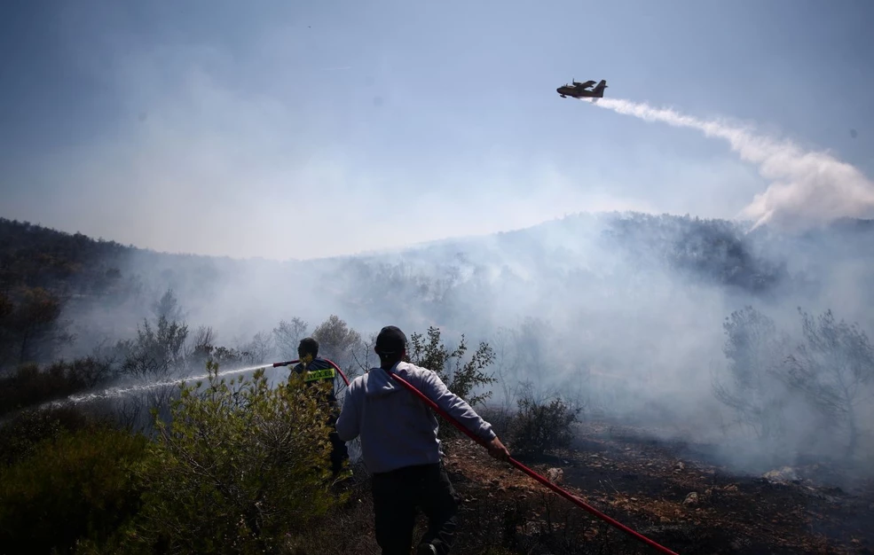 Σε ύφεση η φωτιά σε δασική έκταση στο Άνω Σούλι Μαραθώνα
