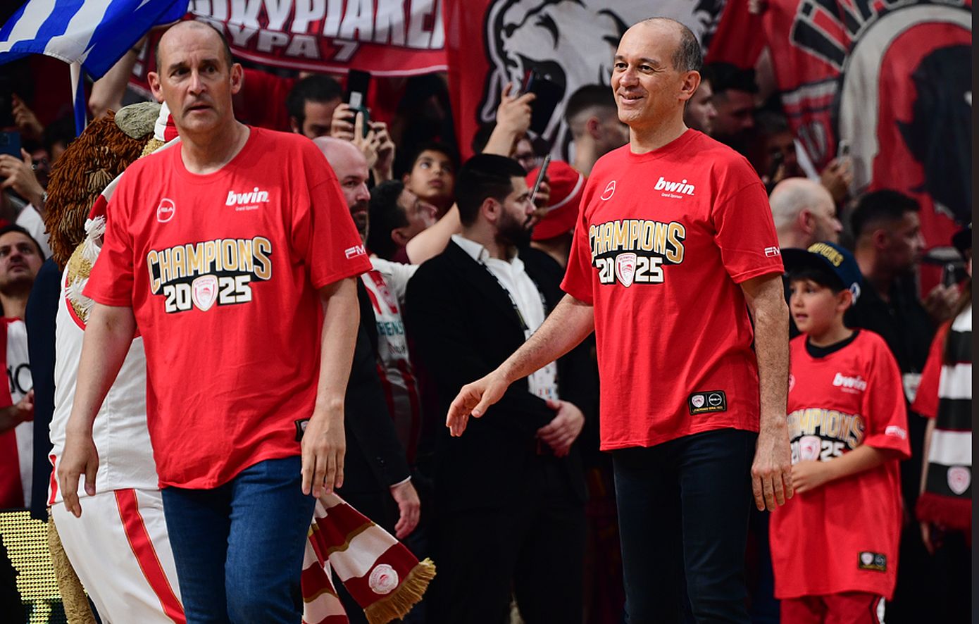 Αγγελόπουλοι: «Είμαστε περήφανοι, πήρατε το πιο μάγκικο πρωτάθλημα, δείξατε τι σημαίνει Ολυμπιακός»