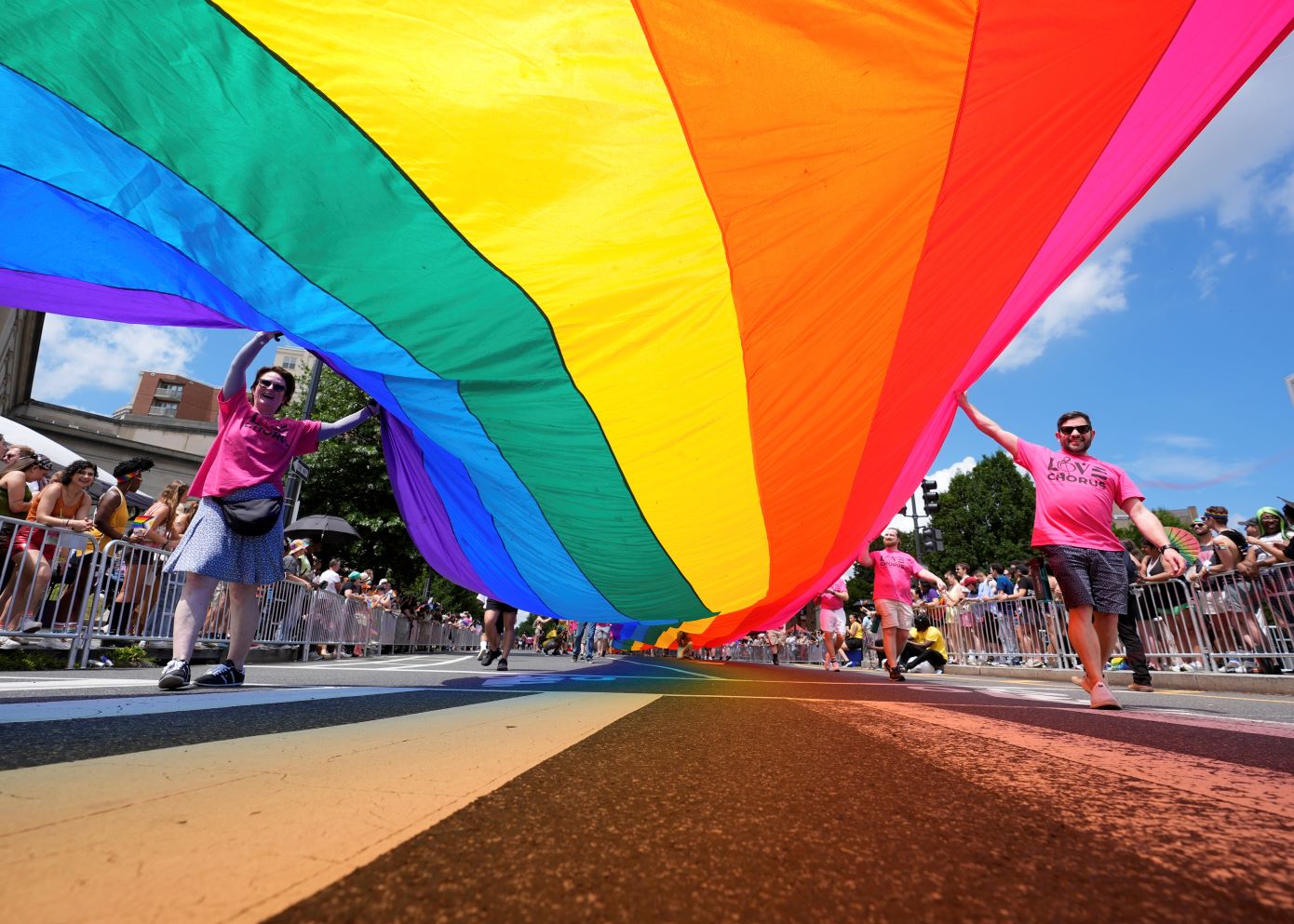 Χιλιάδες παρέλασαν στο World Pride της Ουάσινγκτον: Διαμαρτυρία για τα ΛΟΑΤΚΙ+ δικαιώματα κόντρα στην ατζέντα Τραμπ