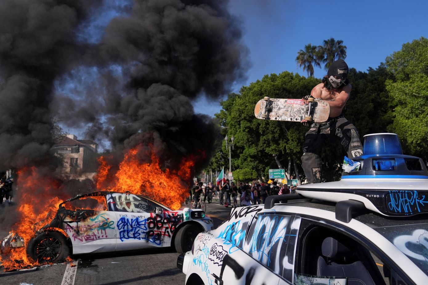 Χάος στο Λος Άντζελες, αναφορές για λεηλασίες &#8211; «Ξέφυγε» ο γιος του Τραμπ που ονειρεύεται ελεύθερους σκοπευτές στις ταράτσες