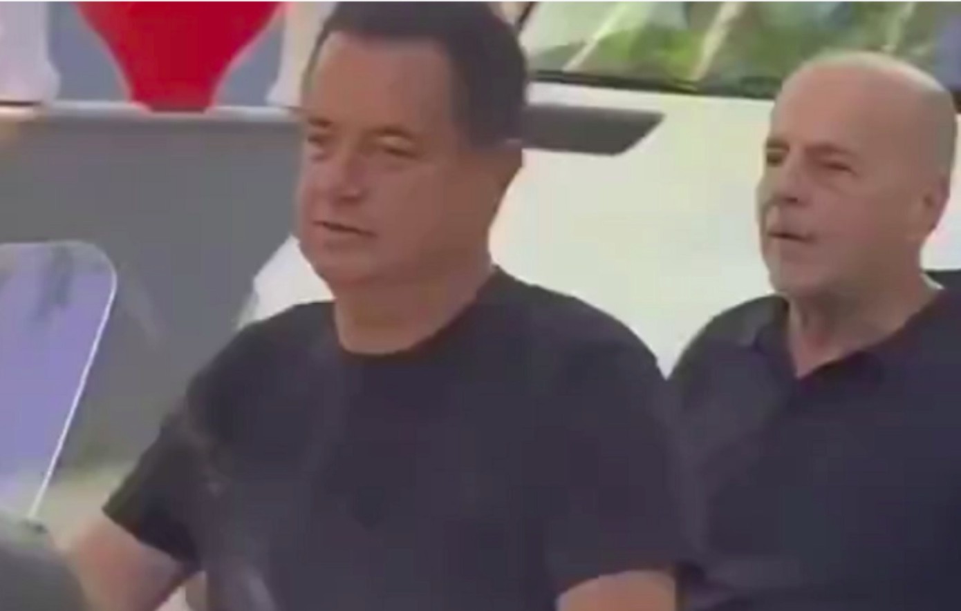 Αλαφούζος: Έγινε viral το βίντεο της βόλτας με τη μηχανή του Ατζούν Ιλιτζαλί χωρίς να φοράνε κράνος