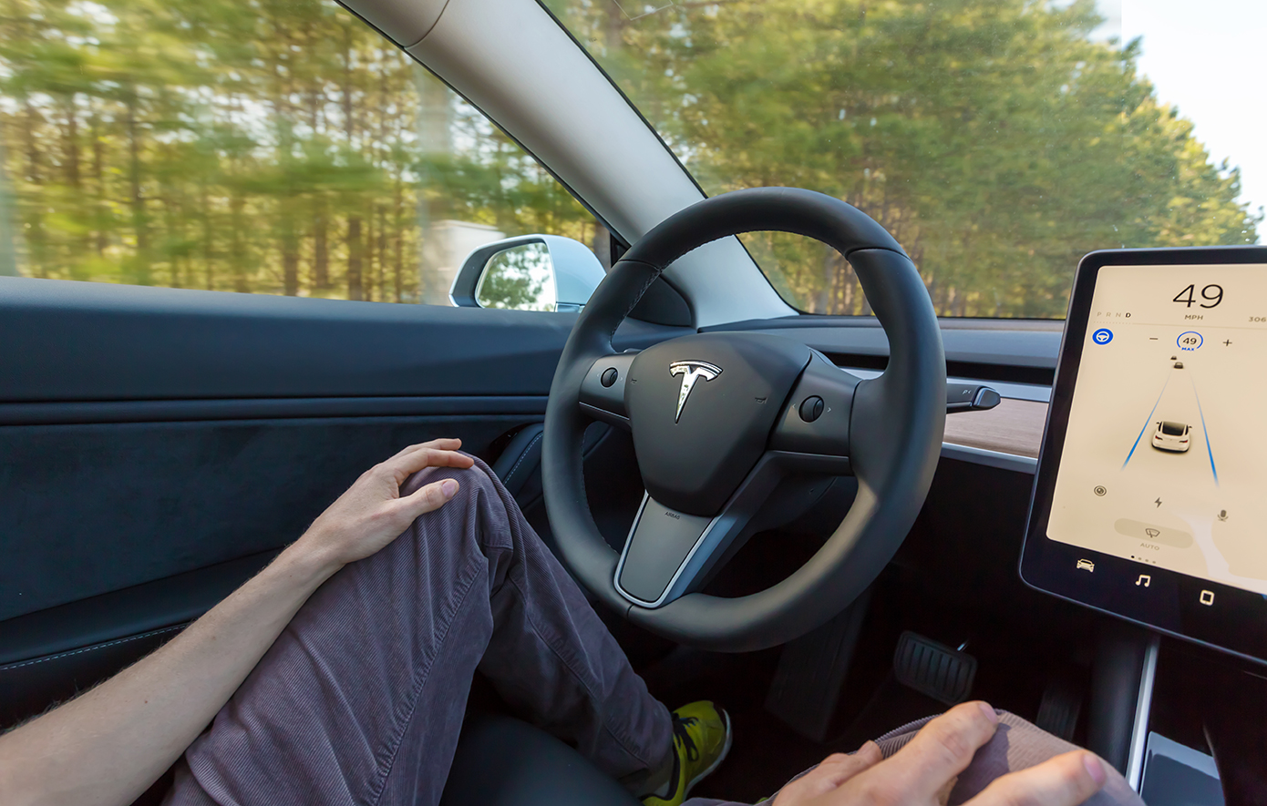 Νέο «χαστούκι» στην Tesla: Παραπλανά τους οδηγούς με τις δυνατότητες του αυτόματου πιλότου στα ηλεκτρικά της αμάξια