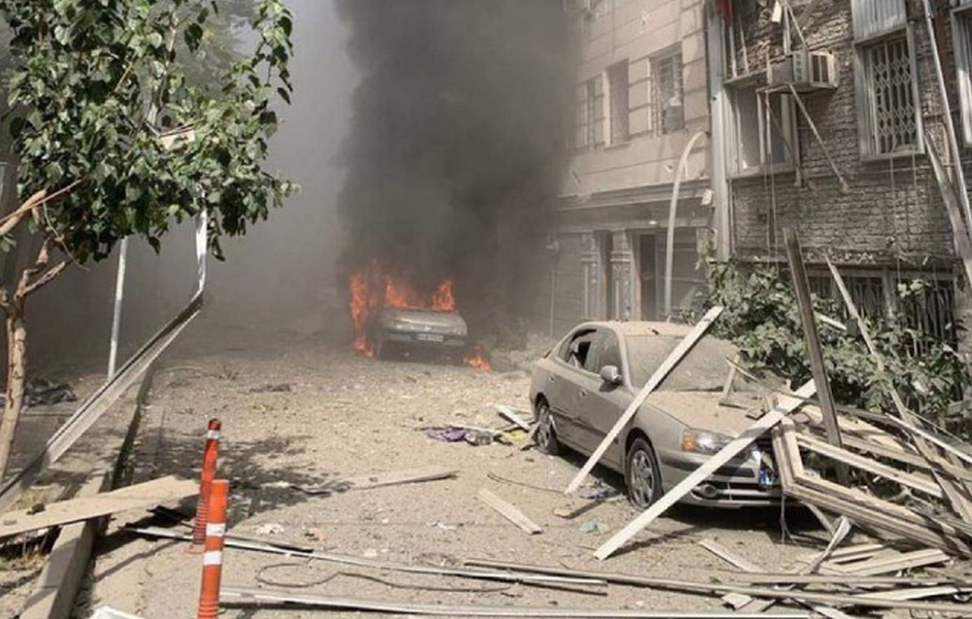 Πέντε παγιδευμένα αυτοκίνητα εξερράγησαν στην Τεχεράνη: Τη Μοσάντ «δείχνει» το Ιράν
