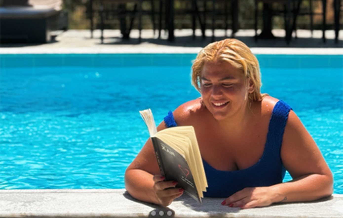 Η Δανάη Μπάρκα διαβάζει το βιβλίο της στην πισίνα και αναρωτιέται: «Μήπως οι δυσκολίες είναι πιο απολαυστικές απ’ τις ευκολίες;»
