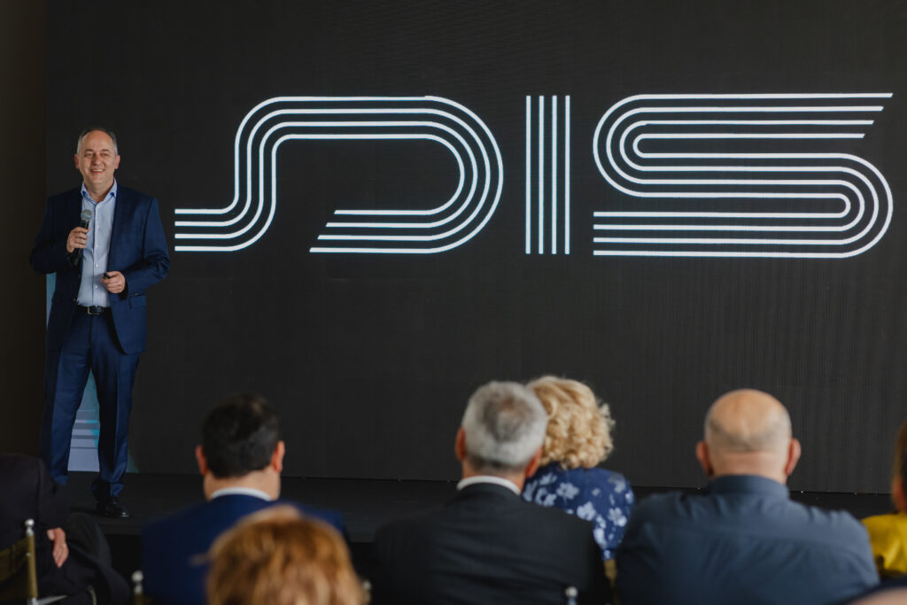 Η DIS αλλάζει εποχή: Μια νέα ταυτότητα για την AI-first πραγματικότητα