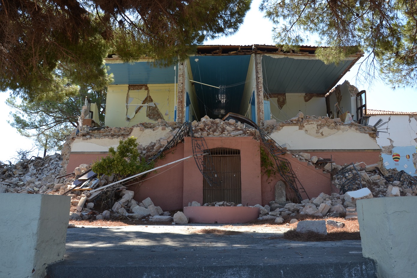 Δημοπρατήθηκε η ανακατασκευή του σεισμόπληκτου Δημοτικού Σχολείου της Βρίσας στη Μυτιλήνη