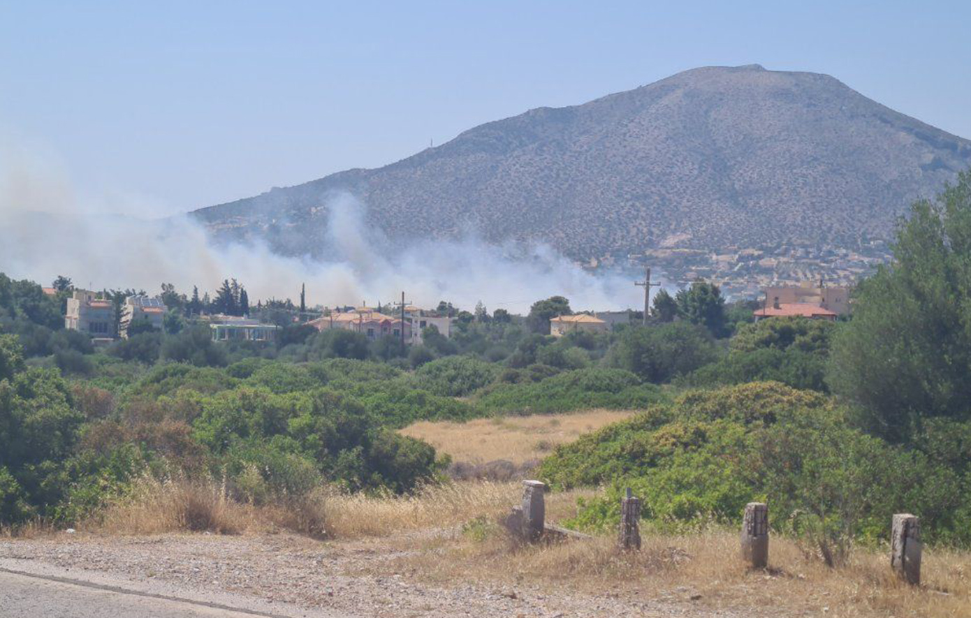 Φωτιά στην Ανάβυσσο: Εκκενώνεται η Παλαιά Φώκαια &#8211; Μήνυμα του 112