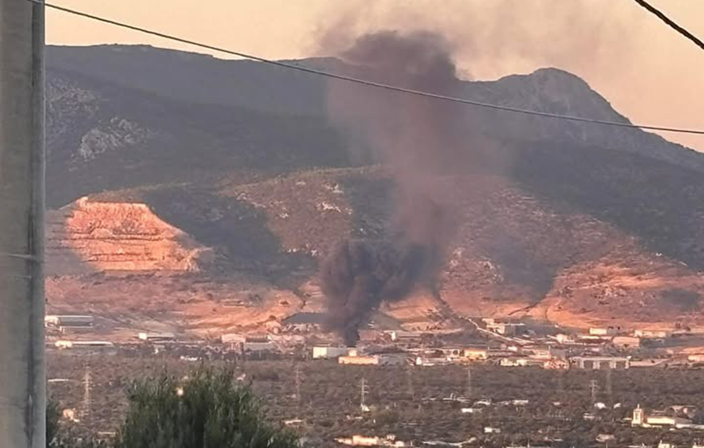 Φωτιά σε εργοστάσιο στα Μέγαρα – Καίγονται πλαστικά, μαύροι καπνοί στην περιοχή