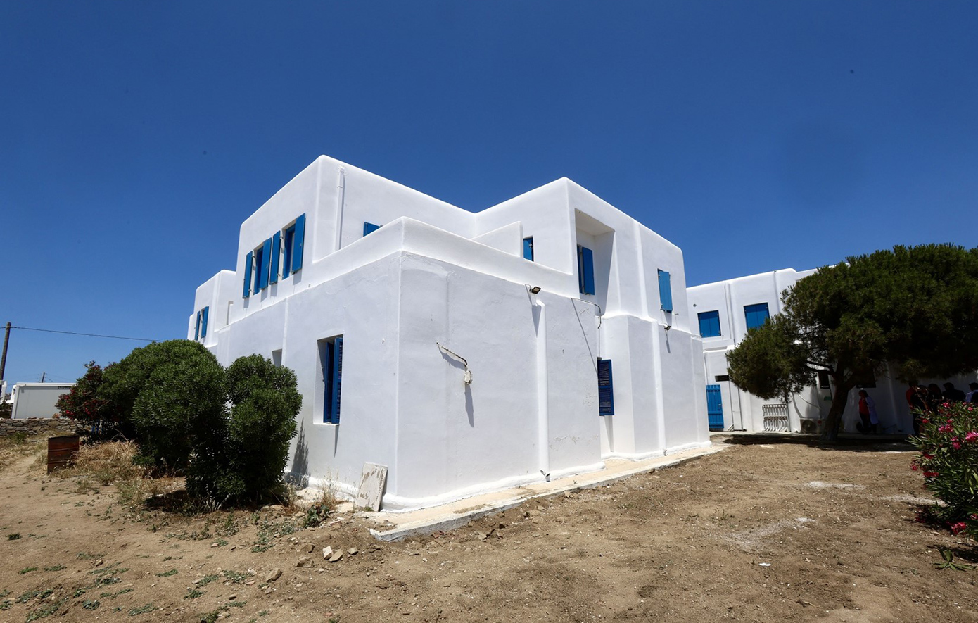 Επίσκεψη του Υπουργού Υγείας Άδωνι Γεωργιάδη στο Κ.Υ. Μυκόνου για την παράδοση 16 νεόδμητων διαμερισμάτων στην 2η Υ.Πε. Πειραιώς & Αιγαίου για τη στέγαση γιατρών και νοσηλευτών