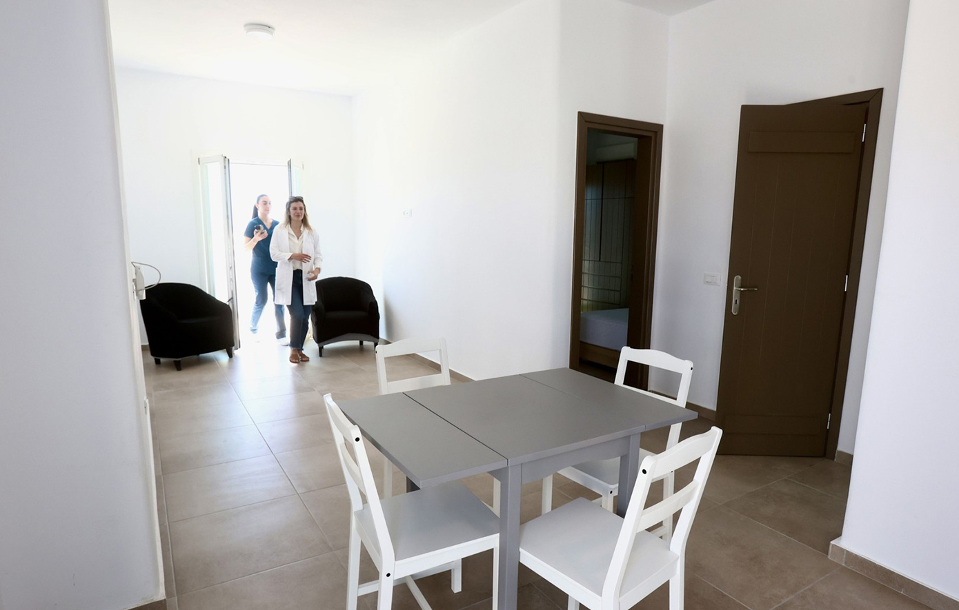 Επίσκεψη του Υπουργού Υγείας Άδωνι Γεωργιάδη στο Κ.Υ. Μυκόνου για την παράδοση 16 νεόδμητων διαμερισμάτων στην 2η Υ.Πε. Πειραιώς & Αιγαίου για τη στέγαση γιατρών και νοσηλευτών