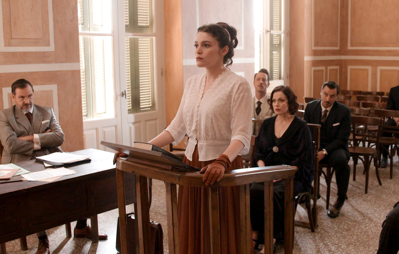 «Grand Hotel»: Η Αλίκη καταθέτει στο δικαστήριο τα στοιχεία έχει που αποδεικνύουν ότι η μητέρα της σκότωσε τον πατέρα της