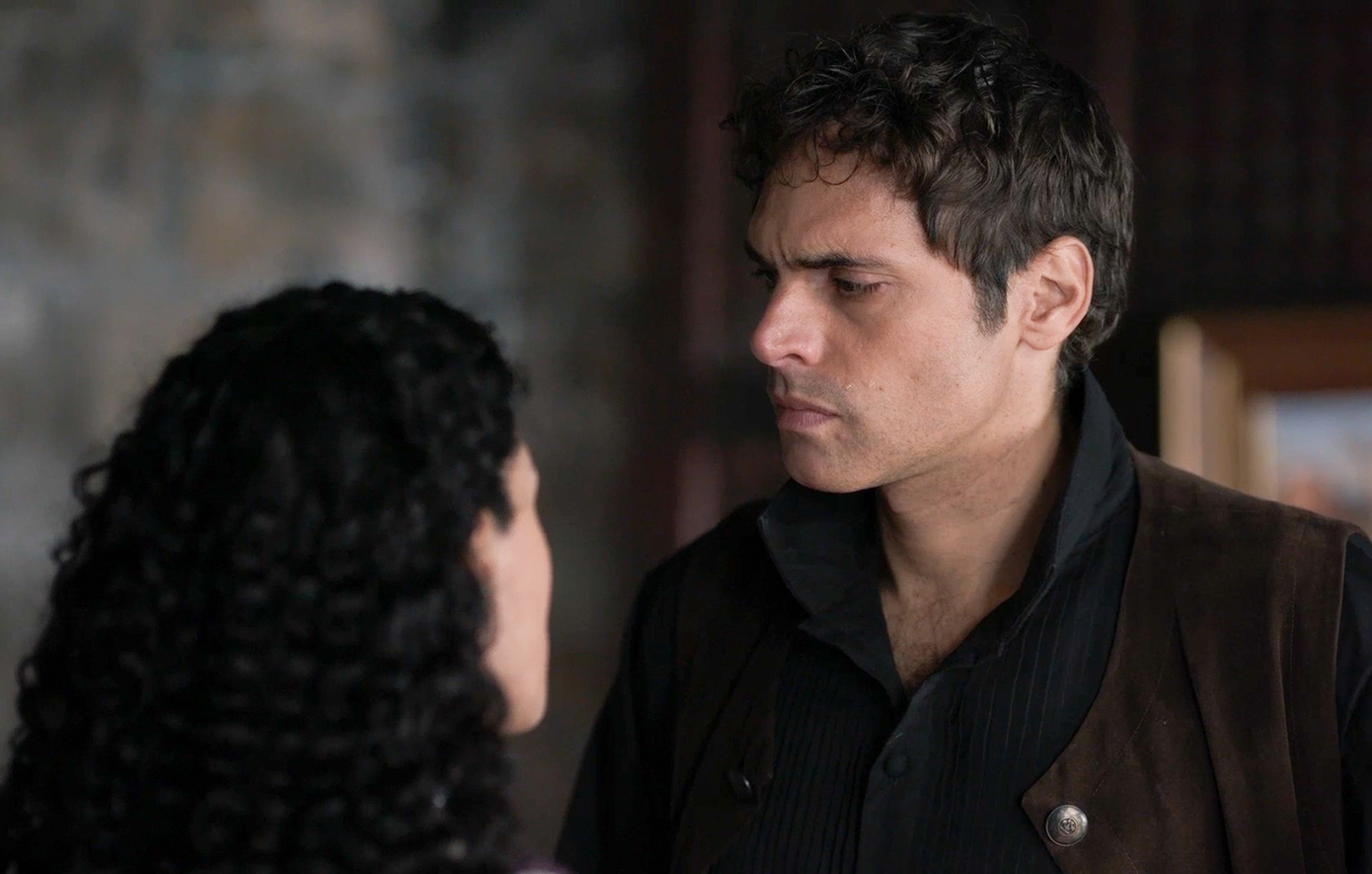 Ο λοχαγός Φάμπιο είναι αποφασισμένος να ξεσκεπάσει τόσο τη Λεώνη, όσο και την πραγματική σχέση της με την Πανδώρα.