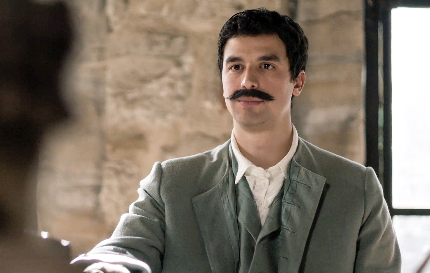 Ο λοχαγός Φάμπιο είναι αποφασισμένος να ξεσκεπάσει τόσο τη Λεώνη, όσο και την πραγματική σχέση της με την Πανδώρα.