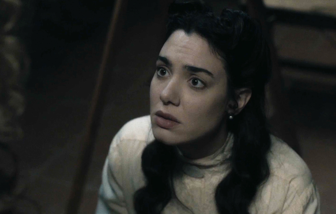 Ο λοχαγός Φάμπιο είναι αποφασισμένος να ξεσκεπάσει τόσο τη Λεώνη, όσο και την πραγματική σχέση της με την Πανδώρα.