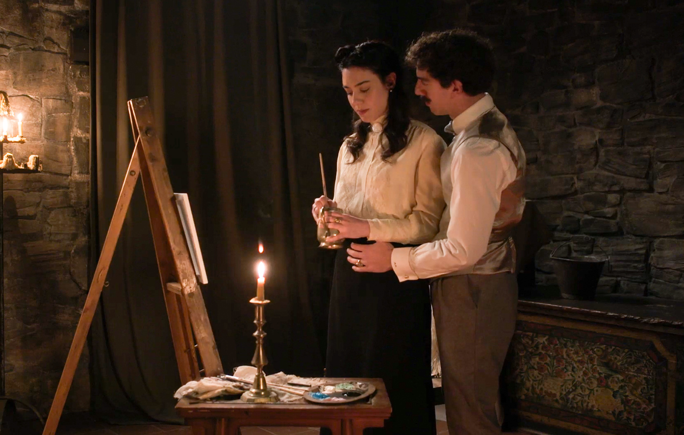 Ο λοχαγός Φάμπιο είναι αποφασισμένος να ξεσκεπάσει τόσο τη Λεώνη, όσο και την πραγματική σχέση της με την Πανδώρα.