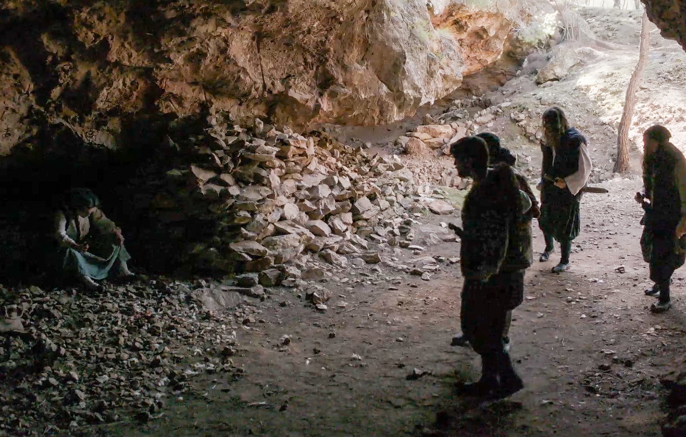 Ο λοχαγός Φάμπιο είναι αποφασισμένος να ξεσκεπάσει τόσο τη Λεώνη, όσο και την πραγματική σχέση της με την Πανδώρα.