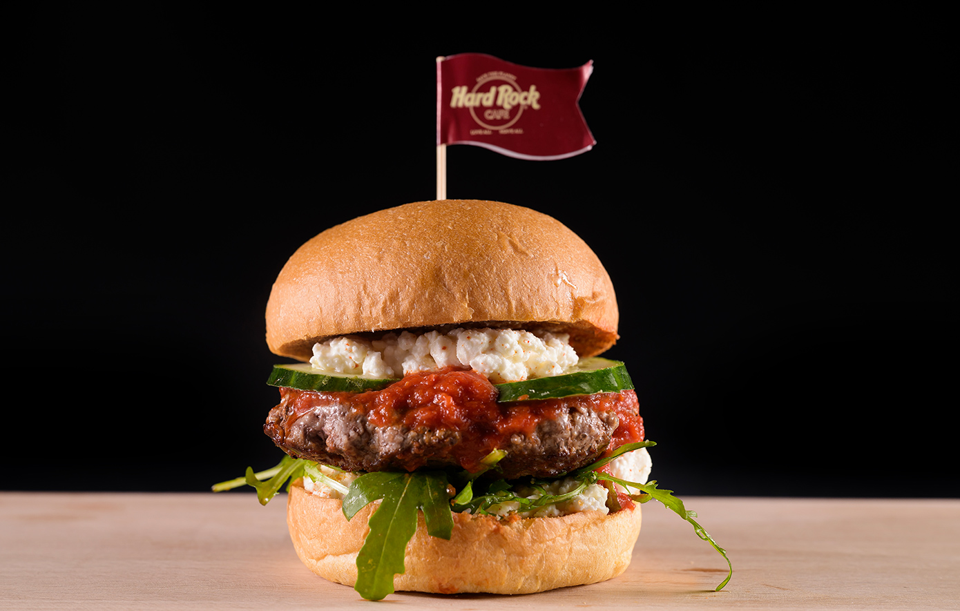 Το Hard Rock Cafe Athens παρουσιάζει το ATHENA BURGER: Μια Αθηναϊκή Γεύση στο Παγκόσμιο Burger Tour
