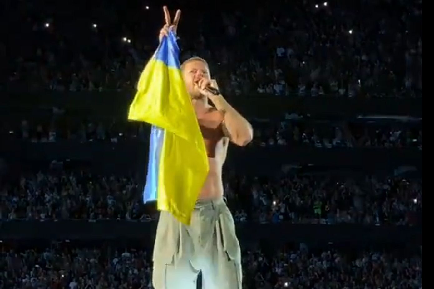 Λισαβόνα: Ο τραγουδιστής των Imagine Dragons κατά τη διάρκεια συναυλίας ύψωσε τη σημαία της Ουκρανίας