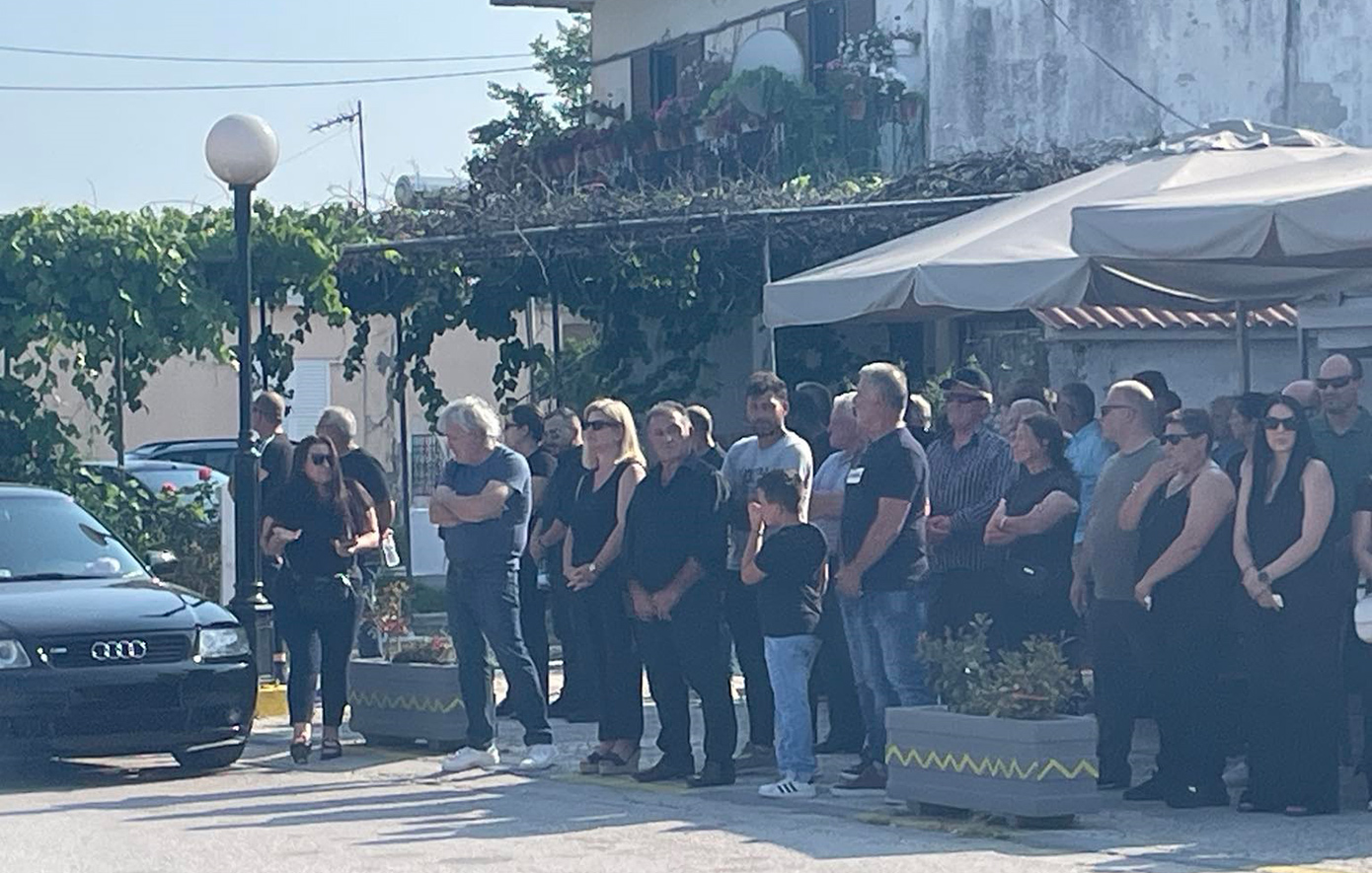 Θρήνος στην κηδεία του 14χρονου Σπύρου που πνίγηκε στον Άραχθο για να σώσει τον φίλο του – Τραγικές φιγούρες οι γονείς του