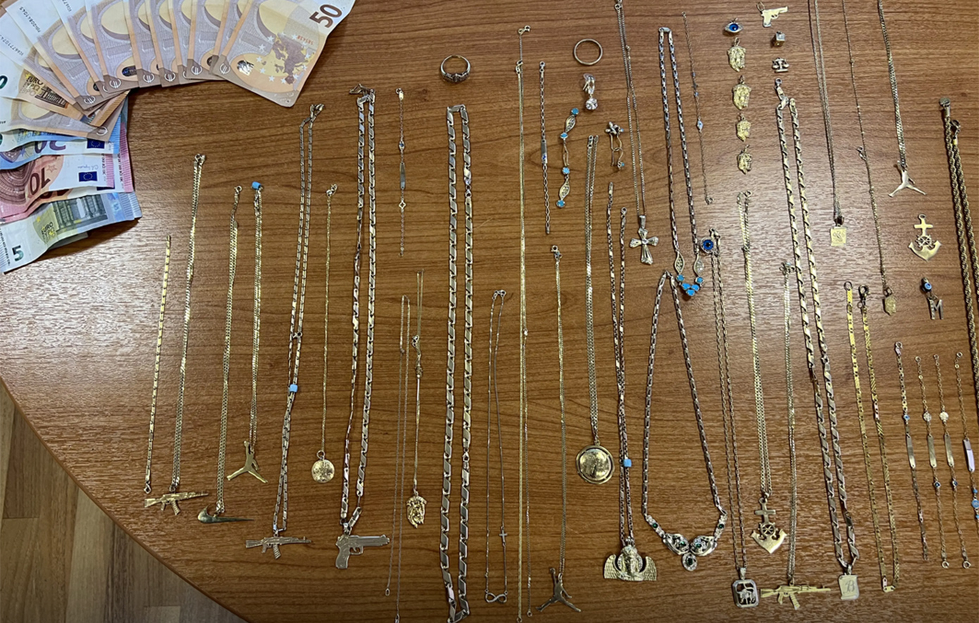 Βρέθηκαν όπλα, ξιφολόγχη και φυσίγγια σε σπίτια και αποθήκες στα Μέγαρα &#8211; Συνελήφθη 23χρονη
