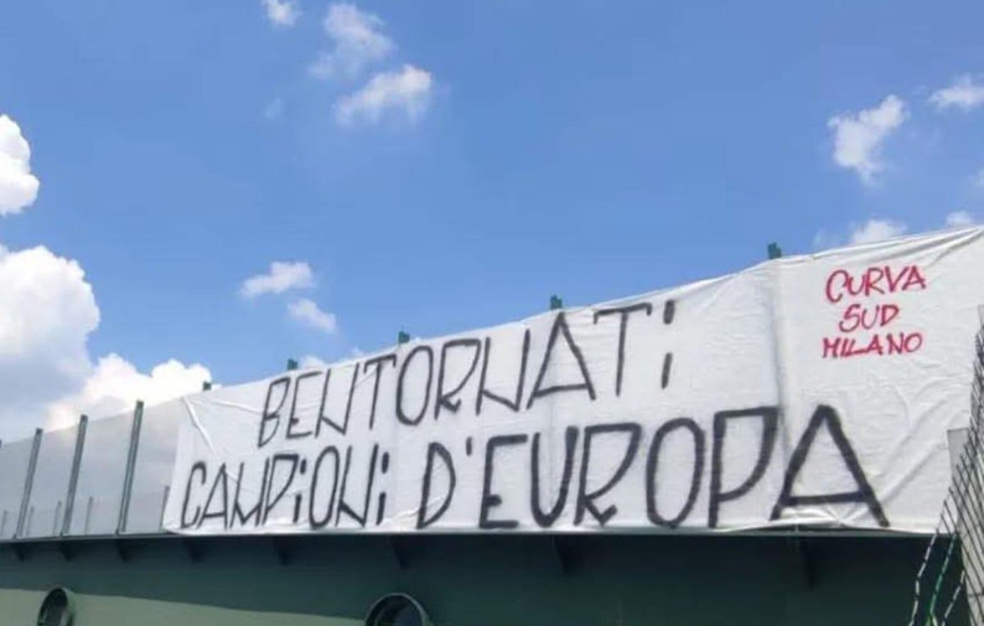 Οι ultras της Μίλαν υποδέχθηκαν με ένα πανό την Ίντερ μετά τη συντριβή της