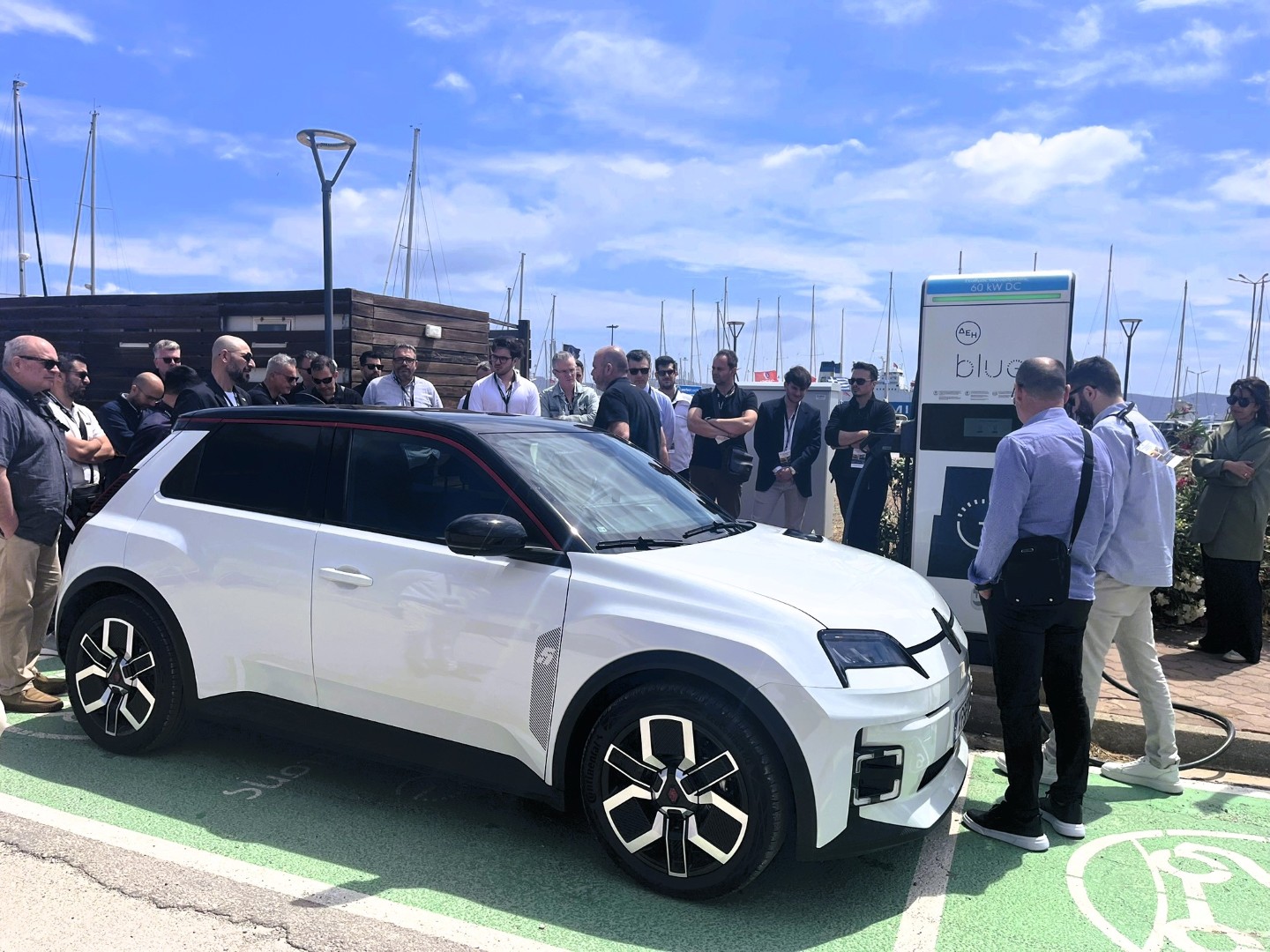 Renault και Dacia: Το δίκτυο πωλήσεων εκπαιδεύεται
