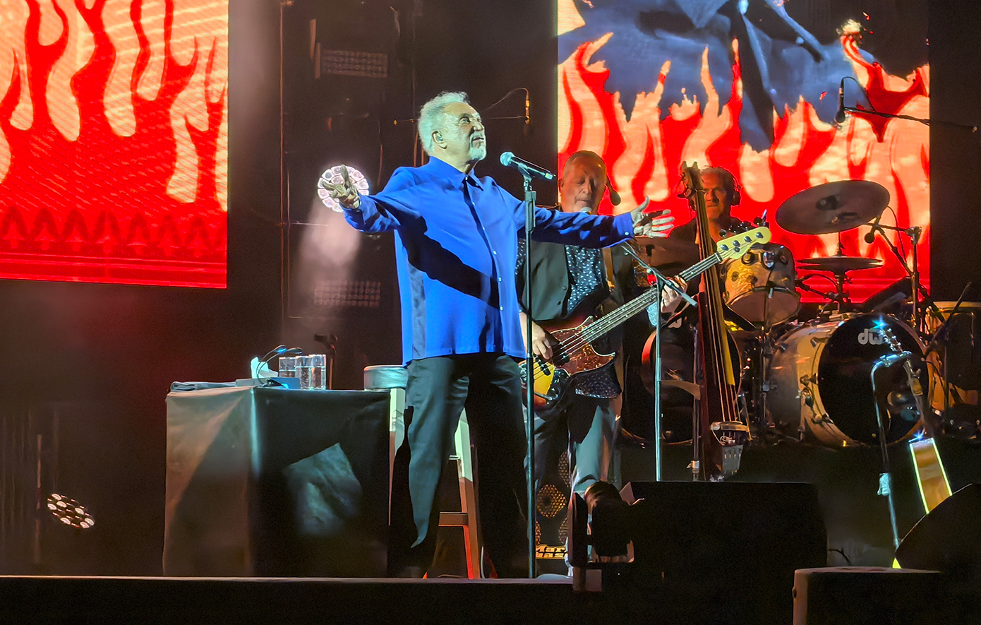 Ο Tom Jones καθήλωσε το ελληνικό κοινό στη sold out εμφάνισή του στον Λυκαβηττό