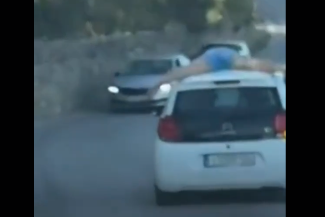 Νεαρός στη Μύκονο κάνει βόλτες ξαπλωμένος σε&#8230; οροφή αυτοκινήτου &#8211; Το νέο επικίνδυνο challenge