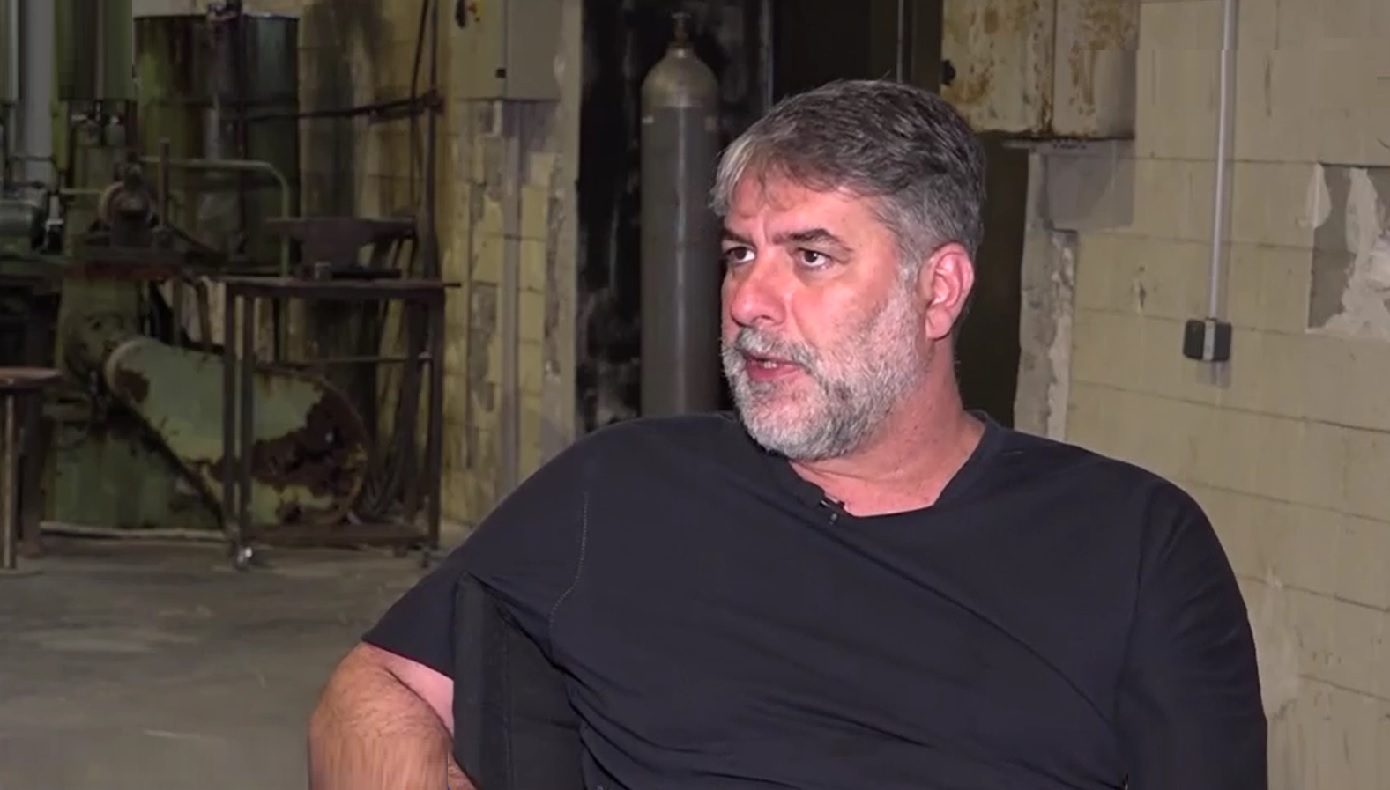 «Δεν το μετάνιωσα, θα ξαναχορέψω αν το νιώσω, είμαι καψούρης»: Ο Μπισμπίκης για το ζεϊμπέκικο, τη Βανδή και τη συνείδησή του