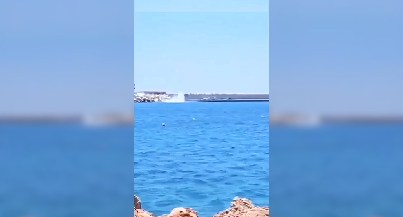 Ελικόπτερο κατέπεσε στη θάλασσα δίπλα στη μαρίνα Βουλιαγμένης, σώοι οι 4 αμερικανοί επιβάτες και ο πιλότος &#8211; Δείτε βίντεο