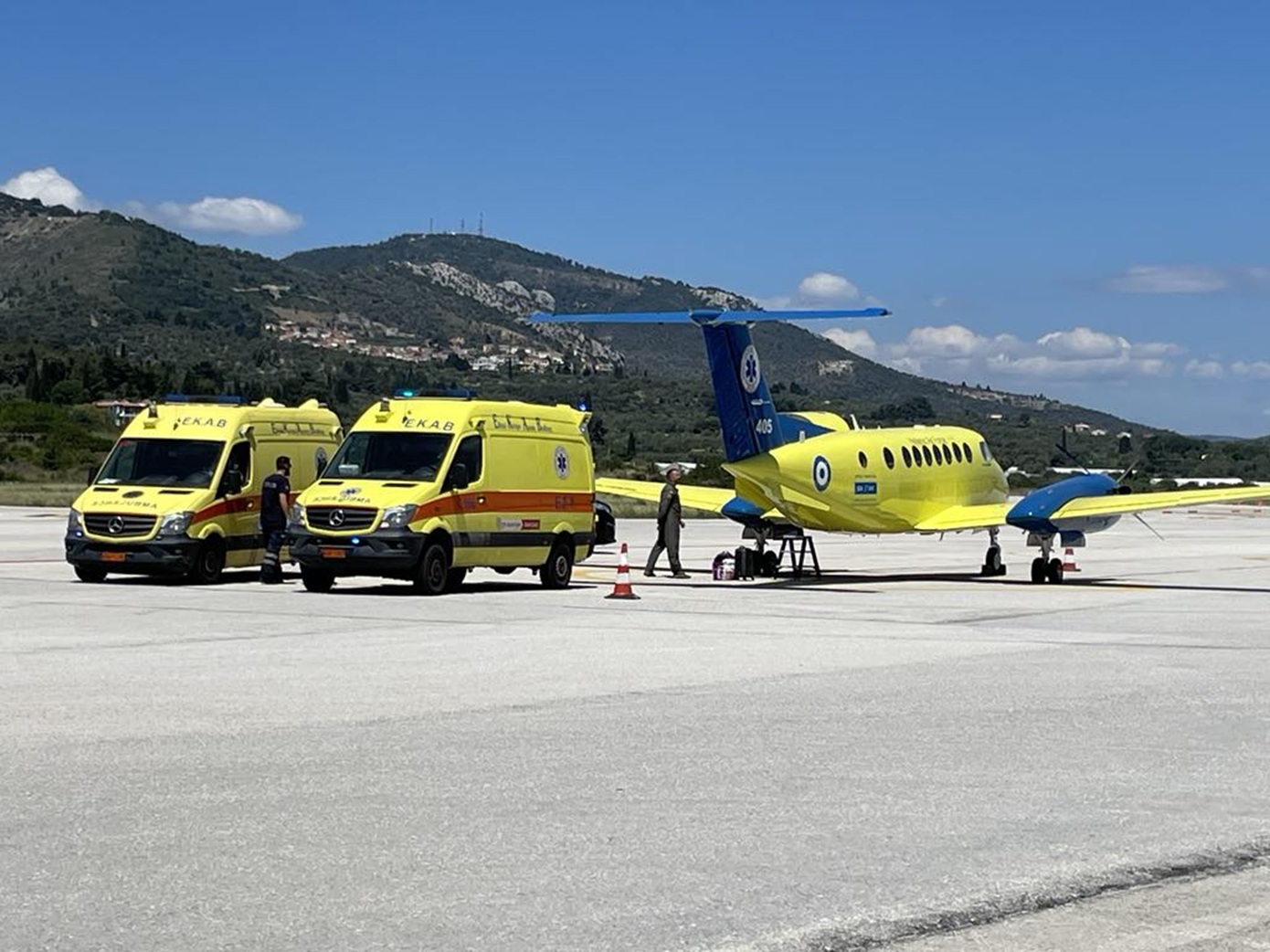 Γιατρός του Πολεμικού Ναυτικού από την Αθήνα πέταξε σε Σαντορίνη και Μυτιλήνη με αεροπλάνο του ΕΚΑΒ για να σώσει δυο ζωές