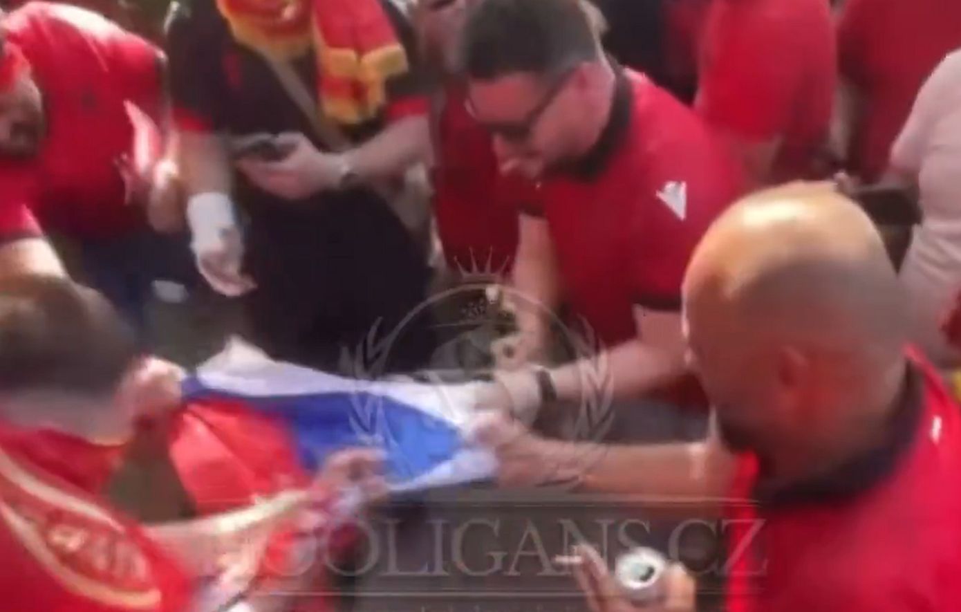 Αλβανία &#8211; Σερβία: Αλβανοί οπαδοί τραγουδώντας συνθήματα έσκισαν σημαία της αντιπάλου τους