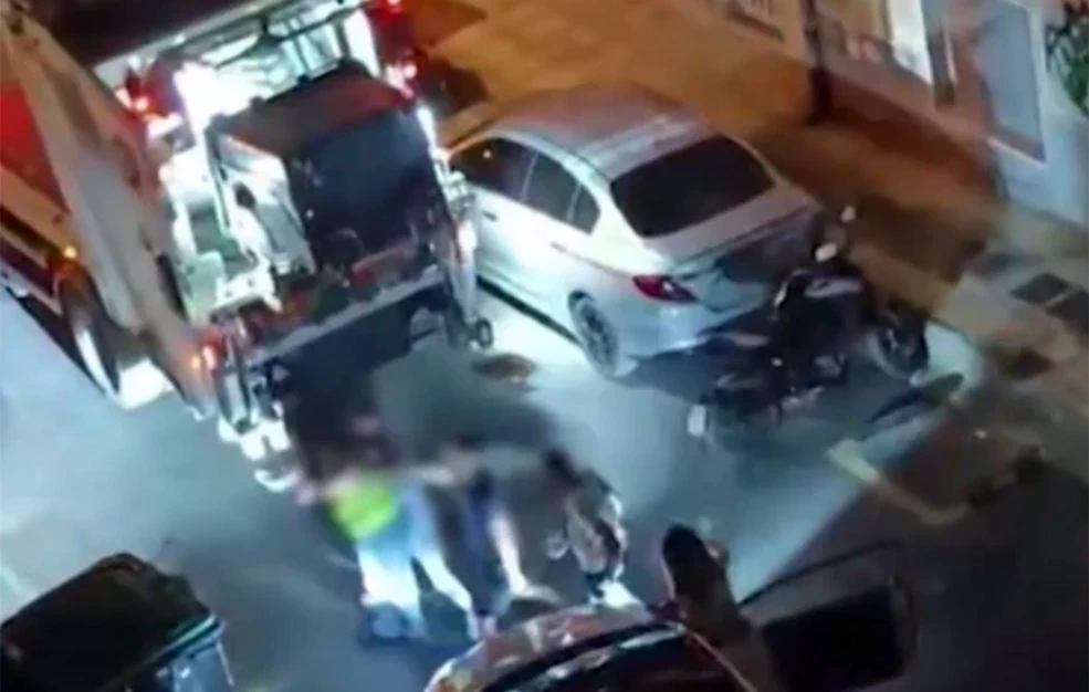 «Πήγαν να προσπεράσουν και μετά άρχισαν να με χτυπάνε»: Τι λέει ο υπάλληλος καθαριότητας που δέχτηκε επίθεση από τρεις νεαρούς