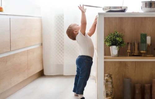 Ατυχήματα με παιδιά στο σπίτι: Οι 7 σοβαρότεροι κίνδυνοι και πώς να τους αποφύγετε
