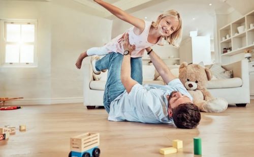 Γιατί το παιχνίδι με τον μπαμπά είναι το κλειδί για ευτυχισμένα και ισορροπημένα παιδιά