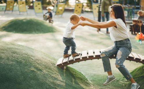 Μαμά τόλμησε να κάτσει στο παγκάκι και ξεκίνησε το ψηφιακό «λιντσάρισμα»