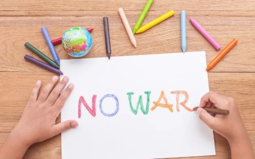 «Μαμά, θα έρθει εδώ ο πόλεμος;» Πώς να μιλήσουμε στα παιδιά μας με ειλικρίνεια, αγάπη και ασφάλεια